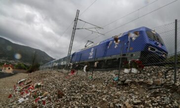 Η στιγμή που το Intercity περνάει για πρώτη φορά από το σημείο της τραγωδίας στα Τέμπη – Δείτε βίντεο και φωτογραφίες