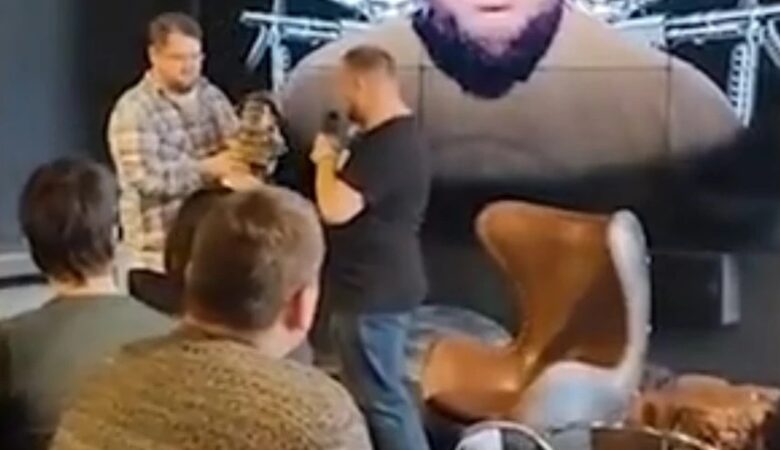 Έκρηξη στην Αγία Πετρούπολη: Έδωσαν αγαλματίδιο – βόμβα σε Ρώσο μπλόγκερ μέσα σε καφετέρια – Δείτε βίντεο