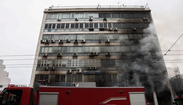 Η Ένωση Διοικητικών Δικαστών για την φωτιά στο κτίριο που στεγάζονται τα δικαστήρια στον Πειραιά