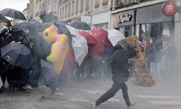 Γαλλία: Εκατοντάδες χιλιάδες διαδήλωσαν κατά της συνταξιοδοτικής μεταρρύθμισης – Νέα βίαια επεισόδια
