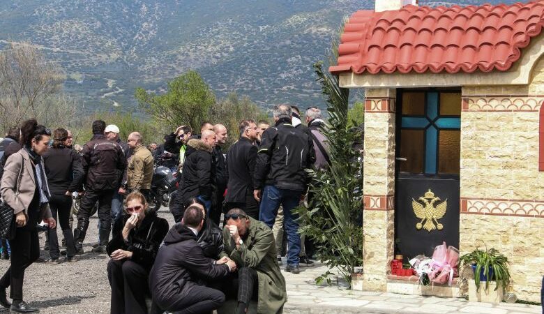 Τραγωδία στα Τέμπη: Ράγισαν καρδιές στη Λάρισα στο μνημόσυνο για τους 57 νεκρούς – Συγκλονιστικές εικόνες
