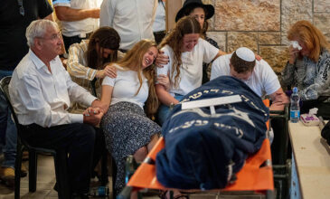 Ισραήλ: Υπέκυψε στα τραύματά της η μητέρα δύο κοριτσιών που είχαν σκοτωθεί σε επίθεση στην κατεχόμενη Δυτική Όχθη