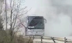Φωτιά σε λεωφορείο με μαθητές στο Μέτσοβο: Βίντεο ντοκουμέντο με το όχημα τυλιγμένο στους καπνούς