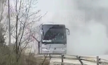 Φωτιά σε λεωφορείο με μαθητές στο Μέτσοβο: Βίντεο ντοκουμέντο με το όχημα τυλιγμένο στους καπνούς