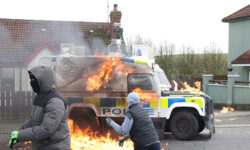 Βρετανία: Αστυνομικοί δέχτηκαν επίθεση και 16 από αυτούς τραυματίστηκαν σε αντιτρομοκρατική επιχείρηση στη Βόρεια Ιρλανδία