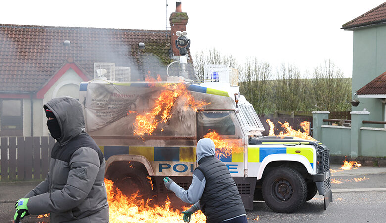 Βρετανία: Αστυνομικοί δέχτηκαν επίθεση με βόμβες μολότοφ στο Κρέγκαν της Βόρειας Ιρλανδίας