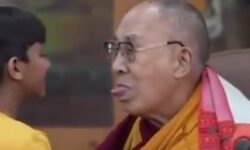 Ινδία: Σάλος με το φιλί του Δαλάι Λάμα στο στόμα αγοριού – Του ζήτησε να «ρουφήξει» τη γλώσσα του