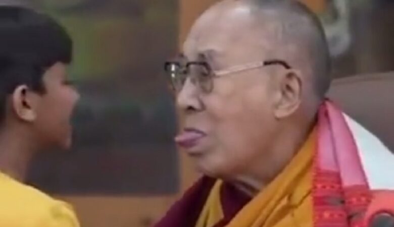 Ινδία: Σάλος με το φιλί του Δαλάι Λάμα στο στόμα αγοριού – Του ζήτησε να «ρουφήξει» τη γλώσσα του