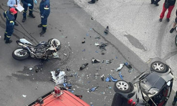 Σοκαριστικό τροχαίο στον Άλιμο: Οδηγός μηχανής «καρφώθηκε» μέσα σε αυτοκίνητο και σκοτώθηκε