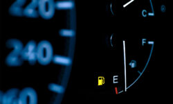 Πόσo θα κρατήσει το αυτοκίνητο εάν έχει ανάψει το λαμπάκι της βενζίνης