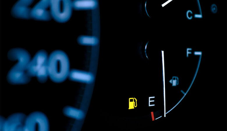 Πόσo θα κρατήσει το αυτοκίνητο εάν έχει ανάψει το λαμπάκι της βενζίνης