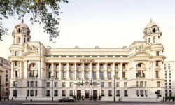 Κοιμηθείτε στο γραφείο του Ουίνστον Τσόρτσιλ: Πώς το εμβληματικό Old War Office του Λονδίνου έγινε ξενοδοχείο – «ανάκτορο»