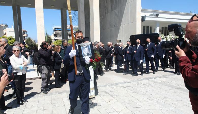 Γιώργος Μπόμπολας: Στο Α΄ Νεκροταφείο η κηδεία – Δείτε φωτογραφίες