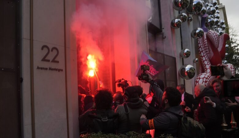 Γαλλία: Εισβολή εξαγριωμένων διαδηλωτών στα κεντρικά γραφεία της Louis Vuitton