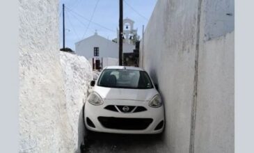 Σαντορίνη: Αυτοκίνητο σφήνωσε σε σοκάκι στη Μεσαριά