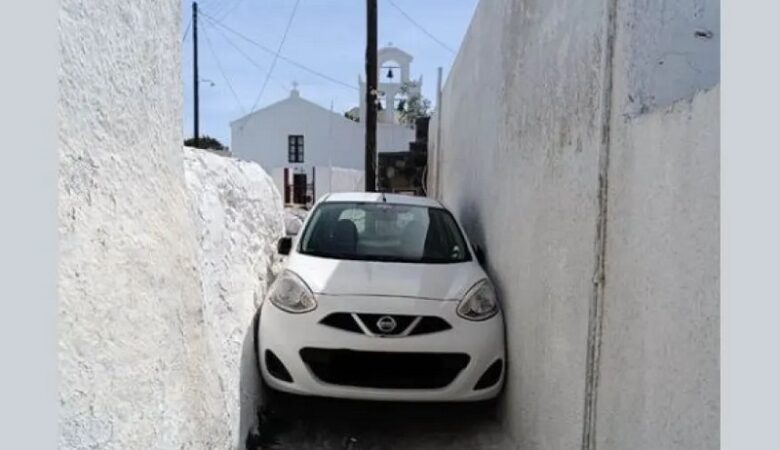 Σαντορίνη: Αυτοκίνητο σφήνωσε σε σοκάκι στη Μεσαριά