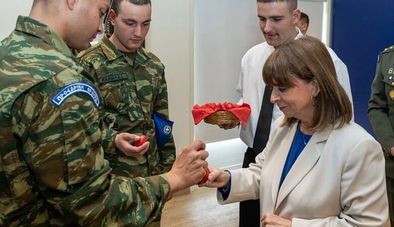 H Κατερίνα Σακελλαροπούλου επισκέφθηκε την Προεδρική Φρουρά και αντάλλαξε ευχές για το Πάσχα με τους Εύζωνες