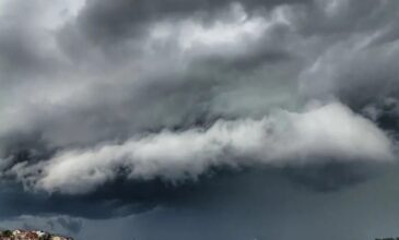 Τουρκία: Τεράστιο σύννεφο άπλωσε ένα «σκοτεινό πέπλο» πάνω από την Κωνσταντινούπολη – Απίστευτες εικόνες