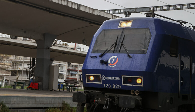 Ακινητοποιημένη στον σταθμό Κορινού παραμένει αμαξοστοιχία της Hellenic Train