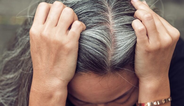Οι επιστήμονες ανακάλυψαν γιατί γκριζάρουν τα μαλλιά – Έρευνα για αντιστροφή της διαδικασίας