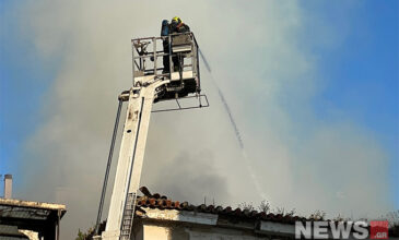 Φωτιά στην Αιόλου: Υπό μερικό έλεγχο η πυρκαγιά στο εγκαταλελειμμένο κτίριο – Κατέρρευσε τμήμα της οροφής του