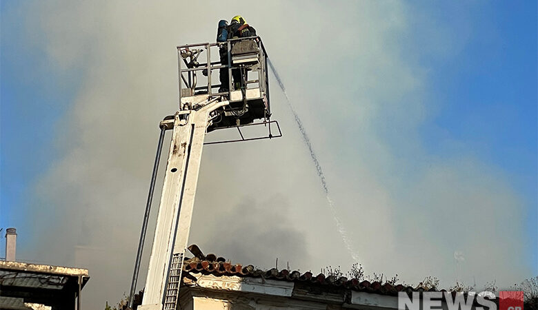 Φωτιά στην Αιόλου: Υπό μερικό έλεγχο η πυρκαγιά στο εγκαταλελειμμένο κτίριο – Κατέρρευσε τμήμα της οροφής του