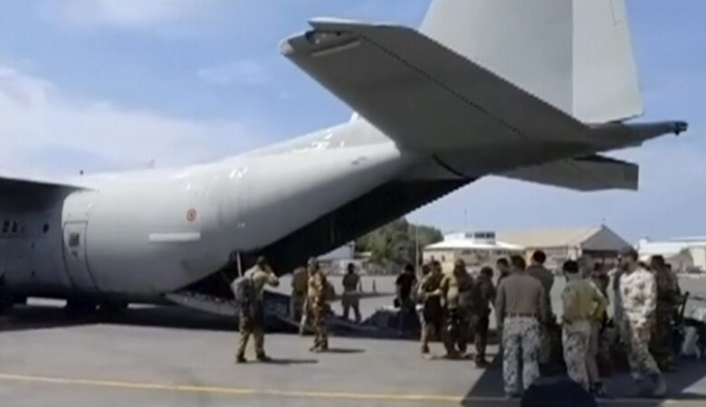 Σουδάν: Στο Τζιμπουτί το ένα από τα δύο ελληνικά μεταγωγικά αεροπλάνα για να παραλάβει τους Έλληνες πολίτες