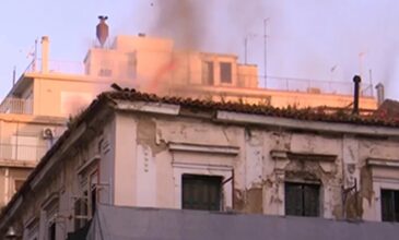Φωτιά σε κτήριο στην Αιόλου στο κέντρο της Αθήνας