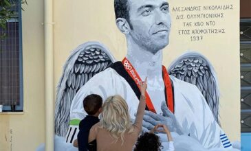 Αλέξανδρος Νικολαΐδης: Το συγκινητικό γκράφιτι με φτερά αγγέλου – Η φωτογραφία της συζύγου του με τα παιδιά τους
