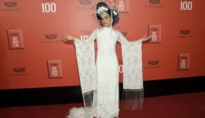 TIME 100 Gala: Η ηθοποιός Άλι Γουόνγκ εντυπωσιάζει με την εμφάνισή της στο κόκκινο χαλί
