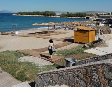 Περισσότερες από 250 ελληνικές παραλίες διαθέτουν μηχανισμούς για αυτόνομη πρόσβαση στη θάλασσα ατόμων με αναπηρία