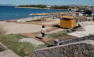 Περισσότερες από 250 ελληνικές παραλίες διαθέτουν μηχανισμούς για αυτόνομη πρόσβαση στη θάλασσα ατόμων με αναπηρία