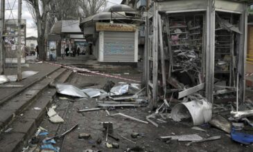Ουκρανία: Δύο νεκροί από ρωσικούς βομβαρδισμούς στη Χερσώνα