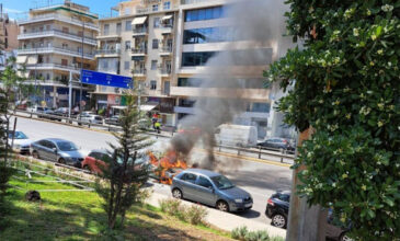 Συναγερμός στην Καλλιθέα: Αυτοκίνητο τυλίχτηκε στις φλόγες στην Χαμοστέρνας