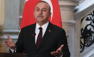 Έξαλλος ο Τσαβούσογλου με το Economist: «Επιχειρούν να παρέμβουν στο εσωτερικό της Τουρκίας»