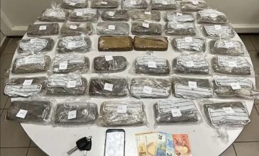Έκρυβε πίσω από το ταμπλό του αυτοκινήτου σχεδόν 23 κιλά ηρωίνης
