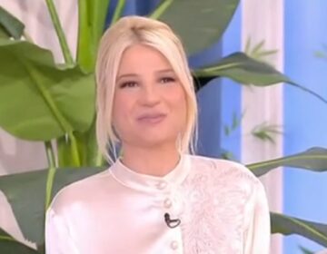 Φαίη Σκορδά: «Το ιδανικό είναι να κοιμάσαι αγκαλιά με τον άλλον»