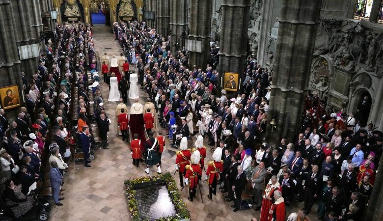 Βρετανία: Ο βασιλιάς Κάρολος Γ’ και η βασίλισσα Καμίλα έφθασαν στο αβαείο του Γουεστμίνστερ – Ξεκίνησε η τελετή στέψης