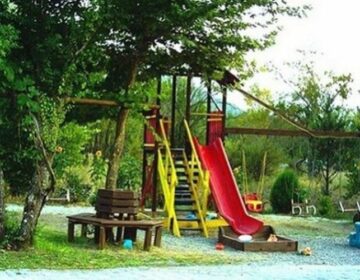 Άνδρας άρχισε να βγάζει τα ρούχα του σε παιδική χαρά στην Πάτρα