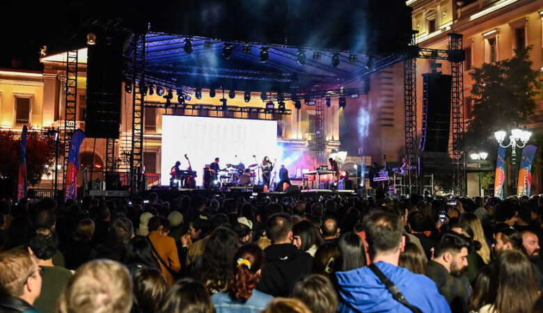 Μάγεψαν το αθηναϊκό κοινό οι Cinematic Orchestra: Η συναυλία στην πλατεία Κοτζιά είχε περίπου 6.000 θεατές