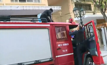 Απίστευτες σκηνές στη Θεσσαλονίκη: Κουκουλοφόρος πήδηξε στην οροφή πυροσβεστικού, φάνηκε ότι παραδόθηκε αλλά άρχισε να τρέχει