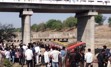 Πολύνεκρη τραγωδία στην Ινδία – Λεωφορείο έπεσε από γέφυρα