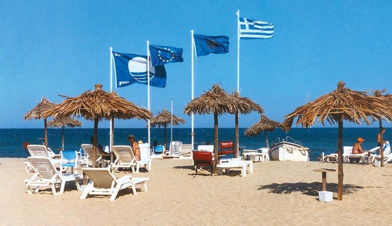 Με «γαλάζια σημαία» βραβεύθηκαν 617 παραλίες στην Ελλάδα το 2023