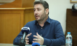 Ανδρουλάκης: Έφεραν τον ψεύτικο «Φραπέ» στη Βουλή, αλλά εξαφάνισαν τον κανονικό, τον κουμπάρο του Μητσοτάκη