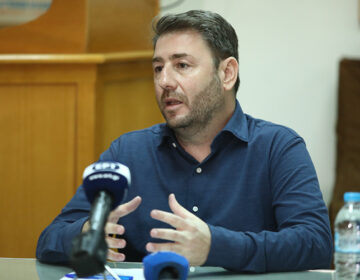 Ανδρουλάκης: Έφεραν τον ψεύτικο «Φραπέ» στη Βουλή, αλλά εξαφάνισαν τον κανονικό, τον κουμπάρο του Μητσοτάκη