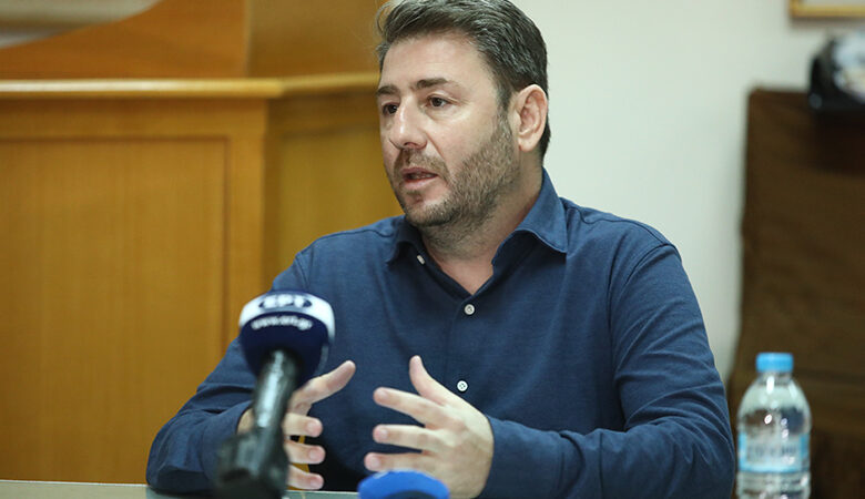 Ανδρουλάκης: Έφεραν τον ψεύτικο «Φραπέ» στη Βουλή, αλλά εξαφάνισαν τον κανονικό, τον κουμπάρο του Μητσοτάκη