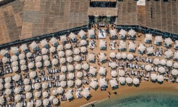Μύκονος: Διπλή άδεια λειτουργίας διαθέτει το beach bar στην Πάνορμο στο οποίο αποφασίστηκε να «σφραγιστεί»