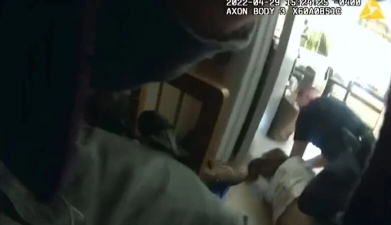 ΗΠΑ: Η στιγμή που αστυνομικοί πυροβολούν 34χρονη μέσα σε σπίτι – «Μαχαίρι, μαχαίρι – Πυροβόλησέ την»