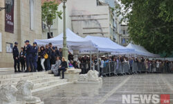Τεράστιες ουρές πιστών στη Μητρόπολη Αθηνών για να προσκηνύσουν την εικόνα του «Άξιον Εστί»