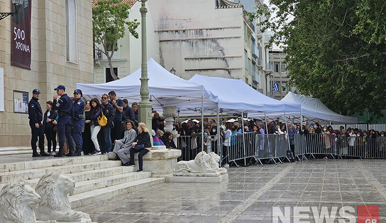 Τεράστιες ουρές πιστών στη Μητρόπολη Αθηνών για να προσκηνύσουν την εικόνα του «Άξιον Εστί»